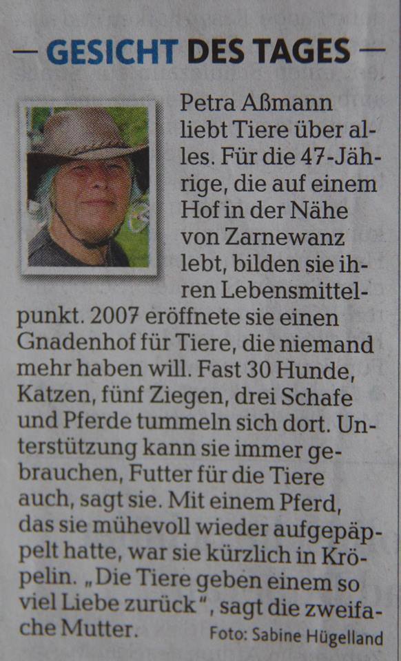 Ausschnitt eines Zeitungsartikels mit der Überschrift GESICHT DES TAGES. Bild: Ein Porträtfoto von Petra Aßmann (47) mit einem Hut auf dem Kopf. Textinhalt: Der Artikel beschreibt Petra Aßmann, die auf einem Hof in Zarnewanz lebt und 2007 einen Gnadenhof für Tiere eröffnet hat, die niemand mehr haben will. Es wird erwähnt, dass dort etwa 30 Hunde, Katzen, fünf Ziegen, drei Schafe und Pferde leben. Sie sei zweifache Mutter und sage, dass die Tiere so viel Liebe zurückgeben. Das Foto stammt von Sabine Hügelland.